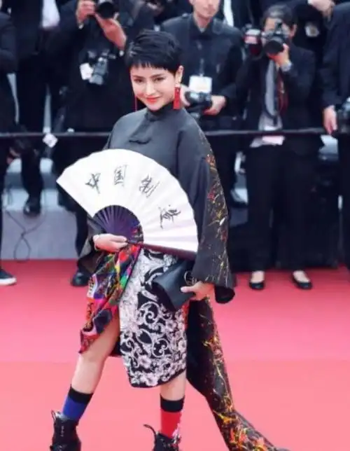 戛纳女神到底有多拼章子怡泡面只吃四口,她的高跟鞋垂直90度
