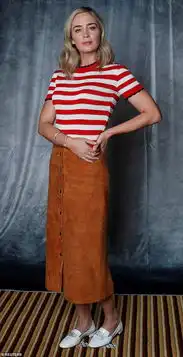 穿普拉达的女王艾米丽布朗特在贝弗利山庄参加活动
