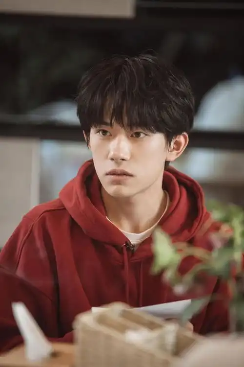 身着红色卫衣少年气,搭配黑色马甲青春不失沉稳,青春蓬勃有朝气