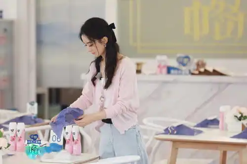 中餐厅官博发布赵丽颖剧照十宫格财务经理变成活力售楼主管