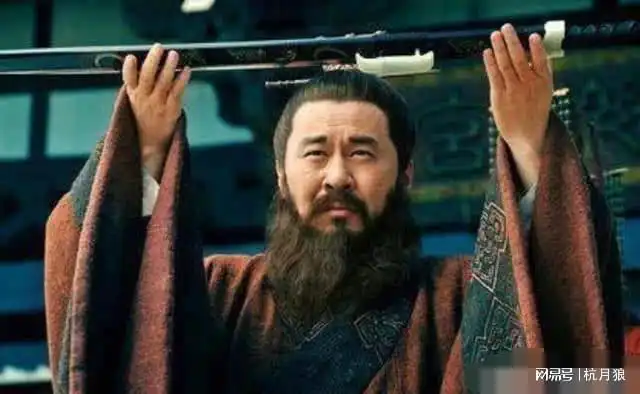 曹操的女儿曹节为什么要将传国玺扔给使者呢
