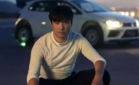 飞驰人生黄景瑜顶级车没跑过沈腾破车,很不可思议赛车手笑了