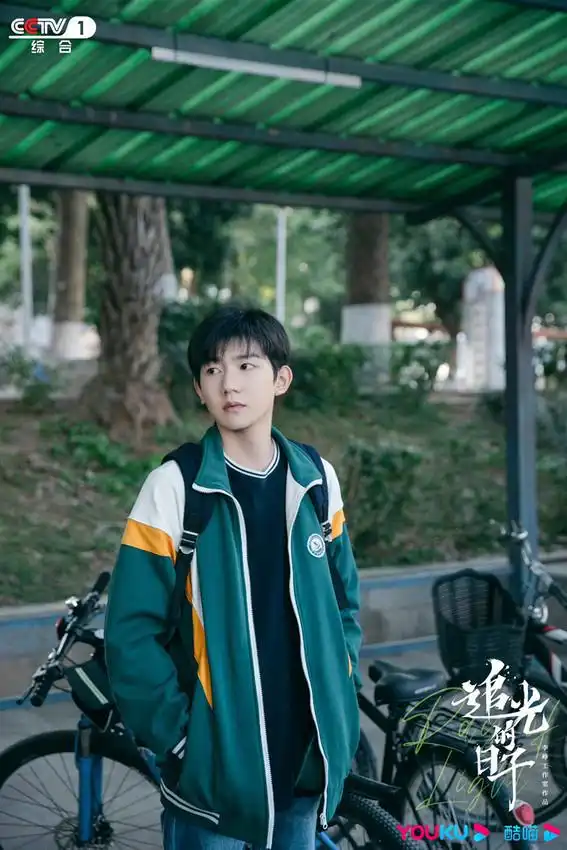 王源新剧追光的日子登陆央一开播演绎追风少年逐梦青春
