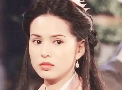 李若彤头顶插筷博关注,一贯低调的小龙女也爱卖萌了么
