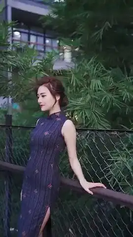高挑身材的窈窕淑女,把旗袍的美展现的淋漓尽致