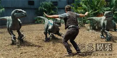 侏罗纪世界曝掠食恐龙星爵被追险丧命