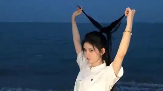 鞠婧祎游玩路人照疯传,没有滤镜和后期,这颜值没看错吧