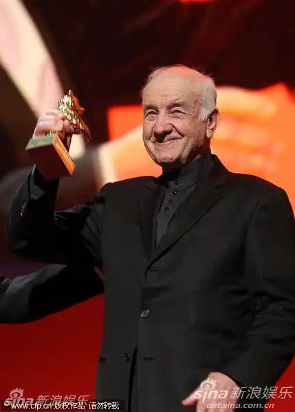 音乐盒首映礼斯塔尔获授终身成就奖奖杯
