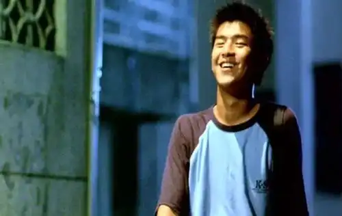 桂纶镁陈柏霖重返师大附中,时隔17年再穿校服,青春依旧