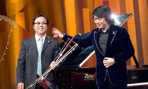 郎朗为儿子庆祝百日宴,娇妻吉娜已恢复好身材,岳父岳母气质佳
