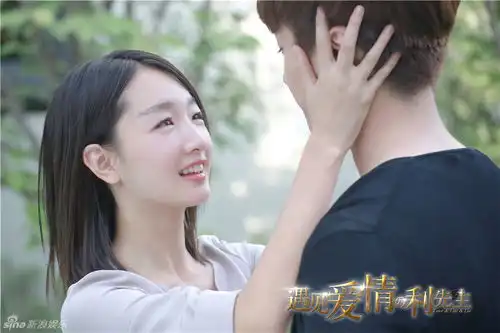 组图利先生曝剧照周冬雨捧陈晓脸颊凝望