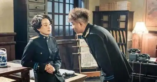 复出频繁受阻文章开酒吧维持生计,和美女合照赔笑一改以往臭脸
