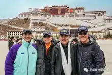 张涵予中国机长首曝海报神色凝重改编自川航真实事件刘伟强执导9月上映