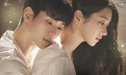 金秀贤新剧最新海报曝光,与徐睿知背后相拥眼神有戏,颜值超般配
