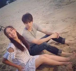 泰版浪漫满屋mike与aom卖萌私房照大曝光剧组男神女神齐搞怪图
