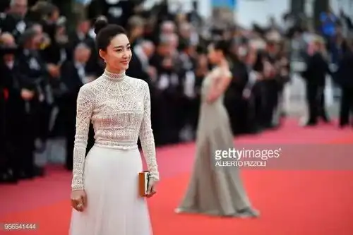 泰国cos大神用生菜拗出范冰冰造型,戛纳中国明星团在外媒眼里究竟如何
