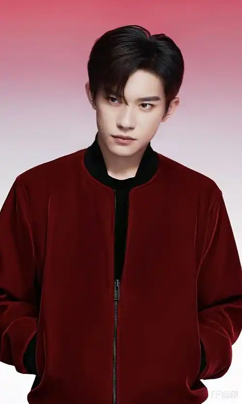 易烊千玺金鸡奖彩排照流出,采用最新公式照,与韦一航反差太大