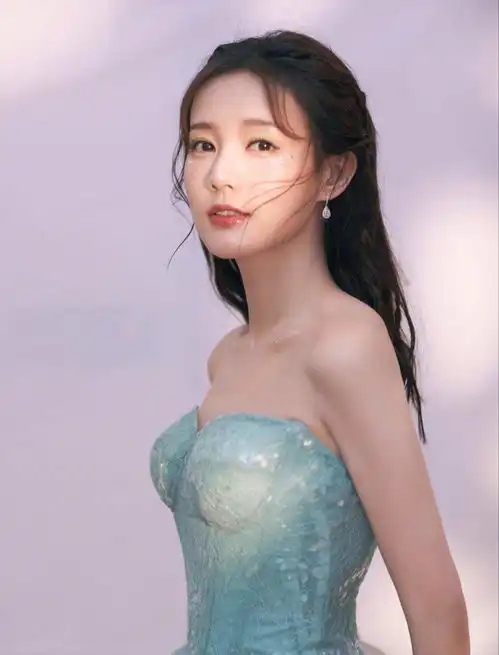 2021新年妆容,让你在聚会中闪闪发光

