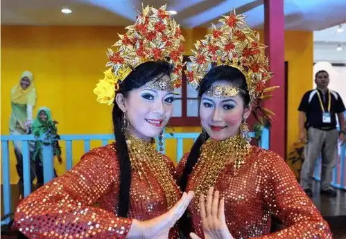 文莱哈吉国王两兄弟真壕哥哥黄金打造座驾,弟弟金屋藏40美娇娘
