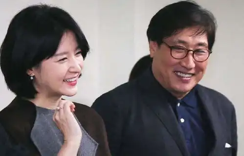 李英爱和56岁富商丈夫公开现身,年过半百的她,脸上毫无岁月痕迹
