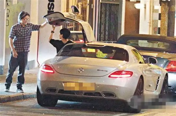 古惑仔陈浩南座驾秒杀山鸡霸气悍马不敌十三妹百万奔驰
