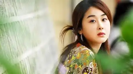 24岁与42岁的跨国恋情,如今女星怀孕,暴露男方家庭状况