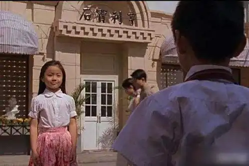 这个小女孩叫做王仕颖,当时在拍摄功夫的时候她只有9岁
