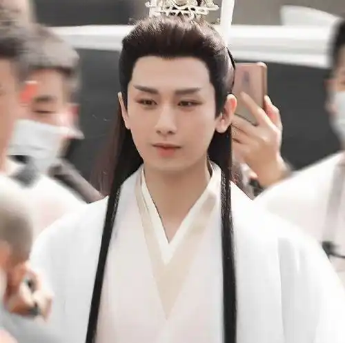 王一博拍风起洛阳,成毅拍沉香如屑,肖战却去演舞台剧
