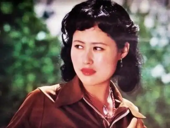 3婚2离遭家暴,携女儿移居国外,靠轮椅出行的斯琴高娃如何了