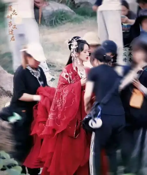 待播剧女主角大婚造型,袁冰妍有两部剧,虞书欣最特别