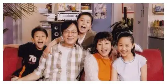 16年前的家有儿女多么有钱,一千块的鞋子,和雅诗兰黛的护肤品