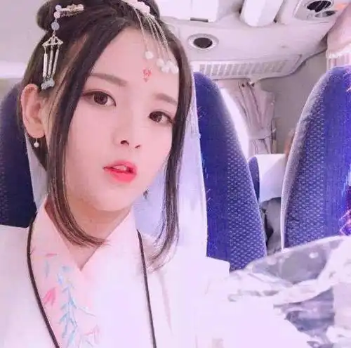 杨超越穿轻薄纱衣,冒雨拍戏,浑身湿透被冻成了表情包
