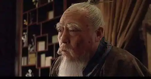 60岁倪大红引担忧,飞天典礼走路踉跄颁奖咳嗽,脸色还很难看
