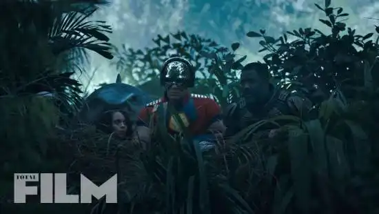 自杀小队全员集结剧照片场照导演詹姆斯古恩与血拳同框出镜
