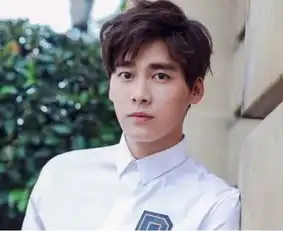 男粉丝爬墙追看李易峰,李易峰即使冒雨也要营业,网友魅力真大