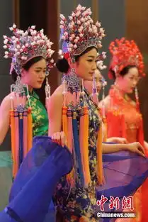 古典与时尚完美结合模特着凤冠霞帔亮相南京
