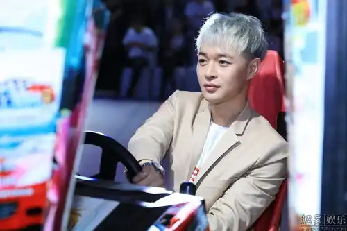 极速青春开机韩东君丁野飙车技