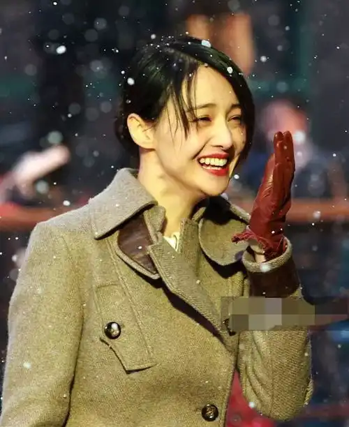 郑爽新剧剧照抢眼,这次上演不一样的角色
