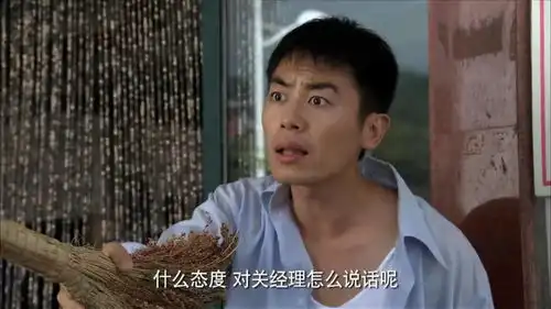 正阳门下杏儿嘴巴太欠,春明终于忍不了,拿着扫帚就是抽
