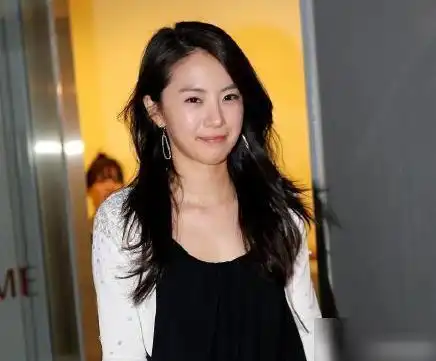 放羊的星星女主这是啥操作,穿婆婆裤子躺公公腿上,网友不妥吧
