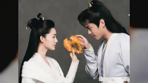 张若昀的爱心鸡腿照被网友调侃,李沁求生欲超强,原因是这样