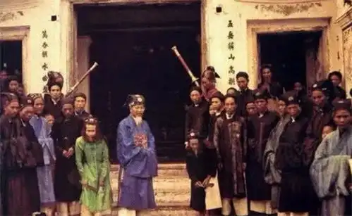 一法国人展出一组晚清彩照格格妆容很是惊悚,颐和园仿佛天堂
