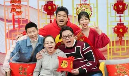 家有儿女主演重聚,79岁戏骨孙桂田露面,与高亚麟挽手似母子
