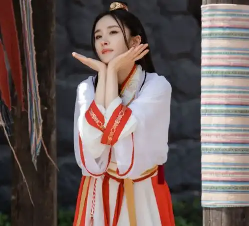 密逃古装剧照邓伦化身翩翩公子,杨幂娇俏少女感太心动了
