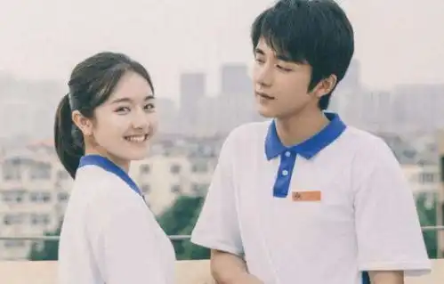 李兰迪校园剧开机,白衬衣百褶裙尽显青春气息,看清身材我爱了