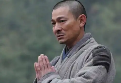 刘德华康复后穿法袍现身寺庙,妻子陪同表情严肃,难道要出家
