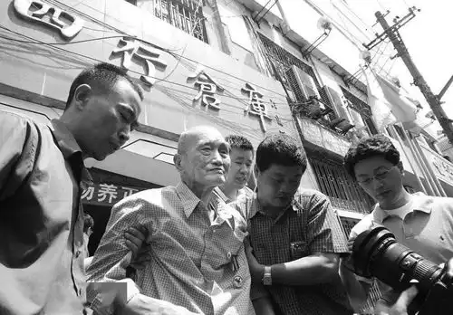 八佰被遗弃的400具尸体,改变了无数人的命
