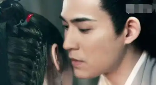 周渝民烈火如歌撩迪丽热巴咬耳朵亲脸颊甜化众人