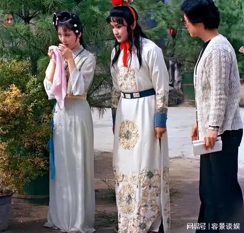 手拿汽水,陈晓旭依然还是大观园的林妹妹,这就是塑角的魅力