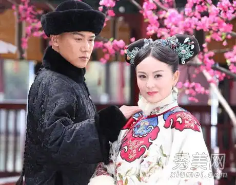 戴教谦因锁宫盘点连城的静物画和发型而受到指责
